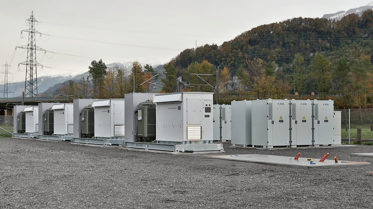Armoires de batteries stationnaires et équipements de conversion électrique